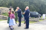 Premiér Fico ochutnáva z miestneho hrozna.