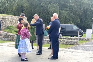 Fico ochutnal z hrozna, pozdravil hasičov, Šimkovičová chýbala. Vláda rokovala v Borši