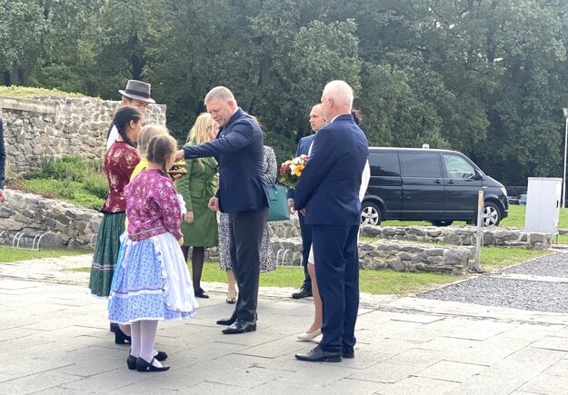 Premiér Fico ochutnáva z miestneho hrozna. (zdroj: Korzár/Katarína Gécziová)