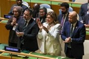 Delegácia zo Sýrie na počas zasadnutia Valného zhromaždenia OSN. Prezident Ahmad Šara je druhý zľava.