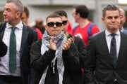 Liam Óg Ó hAnnaidh tlieska po odchode z budovy londýnskeho súdu.