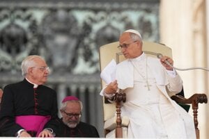 Pápež Lev XIV. sa rozpráva s monsignorom Leonardom Sapienzom počas týždennej generálnej audiencie na Námestí svätého Petra vo Vatikáne.