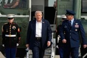 Prezidenta Donalda Trumpa sprevádza plukovník amerického letectva Christopher Robinson na základni Andrews v Marylande.