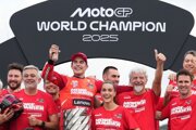 Španiel Marc Marquez oslavuje titul majstra sveta v MotoGP.