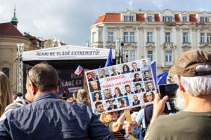 Na snímke ľudia na zhromaždení „Zabráňme vláde extrémistov“.