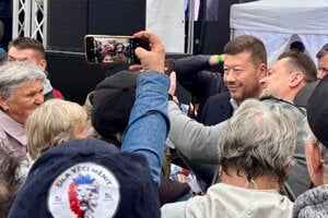Okamura presviedča voličov lacnou klobásou, pivom a popudzovaním proti Ukrajincom