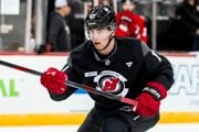 Slovenský obranca Šimon Nemec v drese New Jersey Devils.