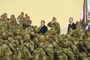 Na snímke z roku 2022 maďarský premiér Viktor Orbán a za ním vtedajší náčelník generálneho štábu Romulusz Ruszin-Szendi.