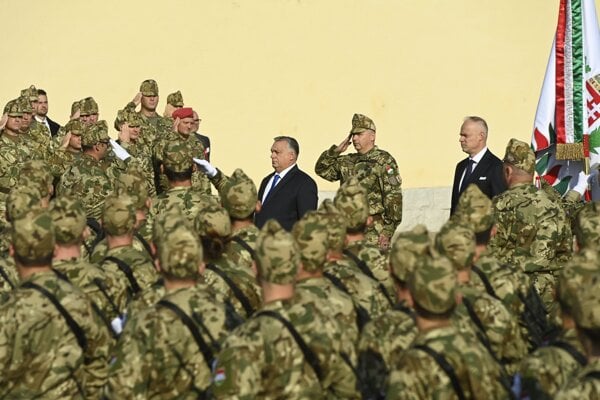 Na snímke z roku 2022 maďarský premiér Viktor Orbán a za ním vtedajší náčelník generálneho štábu Romulusz Ruszin-Szendi.