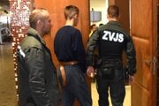 Karola priviedla justičná stráž na súd z väzby.