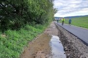 Kaluže spôsobujú, že na cyklotrase sa musia chodci a cyklisti často obchádzať.