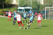 Futbalisti Soblahova (v červeno-bielom) sú perkvapivými lídrami VII ligy. 