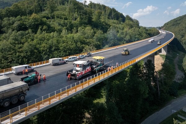 Práce na úseku R2 Kriváň - Mýtna finišujú. 