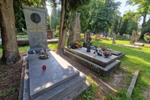 Pri Františkovi Hečkovi a Júliusovi Barčovi-Ivanovi v prednej časti cintorína bude ležať aj herec Štefan Kvietik.