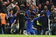 Futbalista Chelsea Londýn Estevao sa teší z gólu