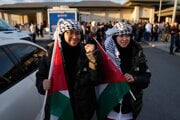 Malajzijské sestry Heliza a Hazwani Helmiové držia palestínske vlajky po príchode do Istanbulu spolu so 137 aktivistami z Globall Flotilla Sumud.