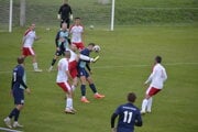 Veľké Bierovce/Opatovce (v bielo-červenom) zdolali Starú Myjavu 3:1.