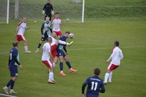 Veľké Bierovce/Opatovce (v bielo-červenom) zdolali Starú Myjavu 3:1.