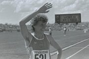 Marita Kochová z NDR máva fanúšikom v Canberre 6. októbra 1985 po víťazstve v behu na 400 m vo svetovom rekorde 47,60.  