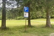 Parkovisko za dedinou bývalo v lete cez víkendy plné.
