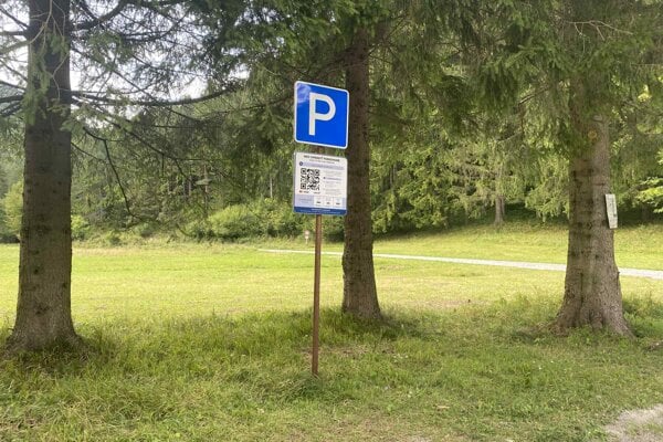 Parkovisko za dedinou bývalo v lete cez víkendy plné.