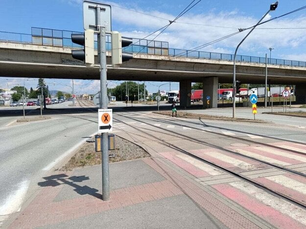 Na križovatke VSS predĺžili zelenú na semaforoch v najvyťaženejších smeroch. (zdroj: Korzár/Peter Jabrik)
