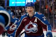 Nathan MacKinnon v drese Colorado Avalanche.