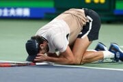 Valentin Vacherot oslavuje postup do semifinále turnaja ATP v Šanghaji.
