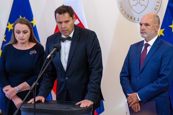 Prezidentka Konfederácie odborových zväzov Monika Uhlerová, prezident Asociácie zamestnávateľských zväzov a združení Rastislav Machunka a 1. viceprezident Republikovej únie zamestnávateľov Mário Lelovský
