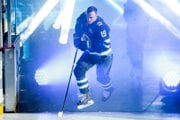 Jonathan Toews pri návrate do NHL v drese Winnipegu. 
