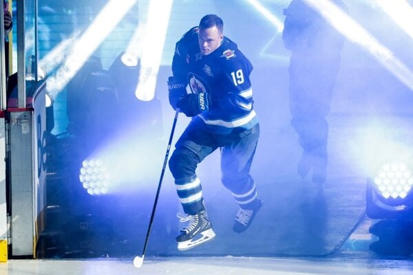 Jonathan Toews pri návrate do NHL v drese Winnipegu. 