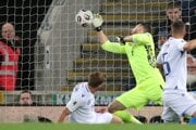 Patrik Hrošovský a Martin Dúbravka počas zápasu Severné Írsko - Slovensko v kvalifikácii MS vo futbale 2026. 