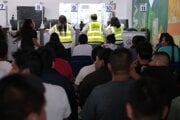 Ľudia deportovaní zo Spojených štátov sedia po repatriačným lete na letisku La Aurora v Guatemale.