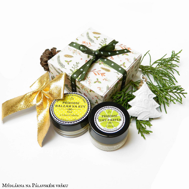 Tuhý parfém a balzám na pery vo vianočnom balíčku.  (zdroj: Mýdlárna na Pálavském vršku)