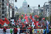 Demonštranti protestujú v Bruseli počas celonárodného štrajku.