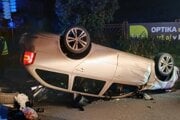 Auto po nehode skončilo prevrátené na streche. 