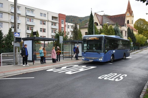 Nové nástupište je prístupnejšie pre autobusy i cestujúcich.