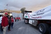 Náklad s humanitárnou pomocou prechádza hraničným priechodom Rafah medzi Egyptom a Pásmom Gazy.