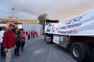 Náklad s humanitárnou pomocou prechádza hraničným priechodom Rafah medzi Egyptom a Pásmom Gazy.