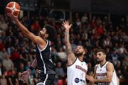 Noah Reynolds (Prievidza), Darnell Antonio Edge a Michalis Koumis (obidvaja Keravnos) bojujú o loptu počas zápasu D-skupiny Európskeho pohára FIBA.