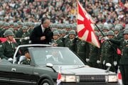 Bývalý japonský premiér Tomiichi Murayama sa v októbri 1994 zúčastnil na slávnostnej prehliadke japonských ozbrojených síl  v Tokiu.