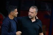 Hansi Flick v objatí s trénerom Girony Míchelom.