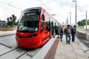 Električkovú trať v Petržalke už spustili, mnohé veci zostávajú nedokončené.