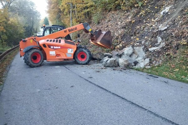 Zosuv na ceste do mestskej časti Záskalie odpratali cestári z regionálnej správy ciest.