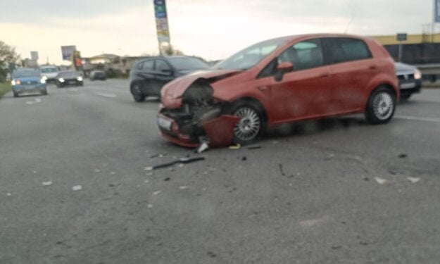 Druhé auto ostalo zdemolované na ceste. (zdroj: FB - Benedikt Hausner)