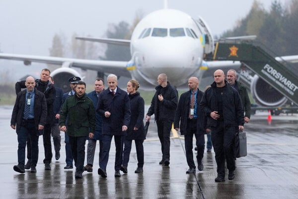Ukrajinský prezident Volodymyr Zelenskyj po prílete do Nórska.