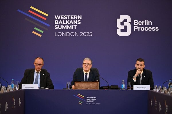 Britský premiér Keir Starmer (vstrede), nemecký kancelár Friedrich Merz (vľavo) a Milojko Spajić, premiér Čiernej Hory.