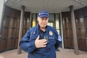 Výzbrojný mestskej polície s telovou kamerou. 