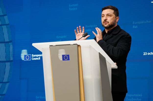 Ukrajinský prezident Volodymyr Zelenskyj v sídle Európskej rady v Bruseli. (zdroj: TASR/AP)