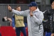 Na snímke tréner Slovana Vladimír Weiss st. gestikuluje počas zápasu 2. kola ligovej fázy Konferenčnej ligy vo futbale AZ Alkmaar - ŠK Slovan Bratislava.